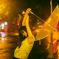 女生打伞伤感头像第1张