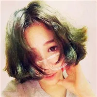 露额短发时尚女生头像第1张