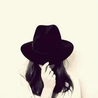 戴帽子女生头像霸气又时尚的第1张