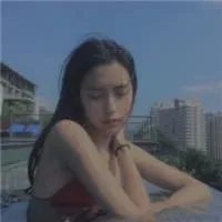 脸蛋精致小巧长发披肩而时尚的女生头像图片第1张