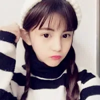 长发扎辫子简约时尚的女生头像第1张