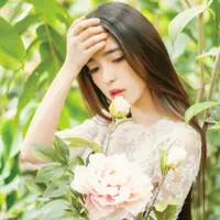 清新又不失时尚感森系美女头像第1张