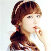 红润的嘴唇安静的女生头像第1张