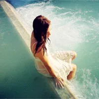 海边孤单女生头像第1张