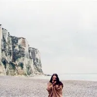 海边空寂伤感女生头像第1张