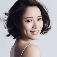 微笑的蔡蝶短发美女头像图片第1张