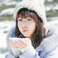 冬季雪地清新美女QQ头像图片第1张