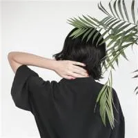 短发背影女生图片头像第1张