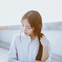 文艺白衬衫女生qq头像第1张