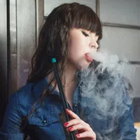 美女女人女生女性抽烟头像图片第1张