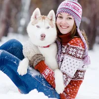 女人与狗玩耍头像图片第1张