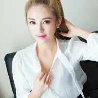 居家白嫩白领美女头像第1张