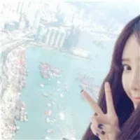 女生盘腿坐剪刀手头像第1张