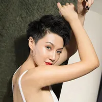 霸气短发女生头像图片第1张