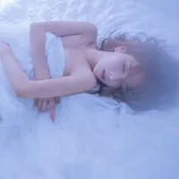 趴在床上的女生头像第1张