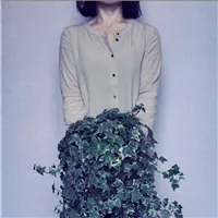 小清新文艺范拿花的女生头像第1张