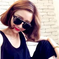 高冷霸气墨镜美女头像图片第1张