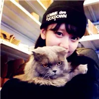 抱着萌宠的女生头像第1张