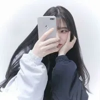 用手机遮住脸的女生头像第1张