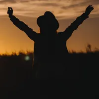 女生张开手臂头像第1张