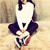 2018最个性蹲坐在地上的qq女生头像图片大全第1张