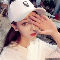 带棒球帽的女生头像第1张