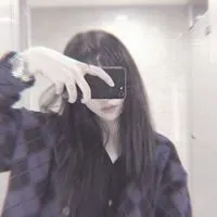 比较拽的女生头像：长头发的、用手机挡脸的第1张