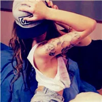 霸气女生头像叼烟纹身、拿枪、抽烟、自拍图片第1张