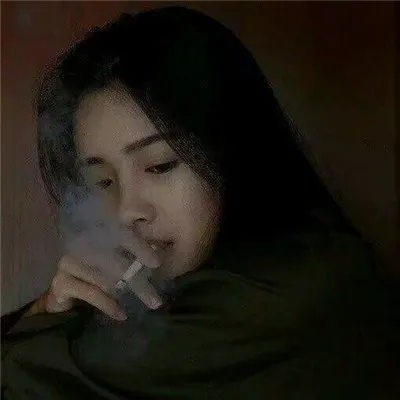 快手头像女生霸气抽烟第1张