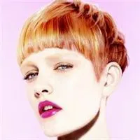 短发高冷美女头像第1张