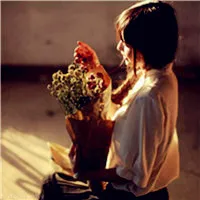 抱花美女头像第1张