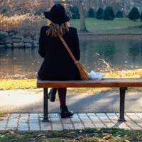 独自站在湖边的美女头像第1张