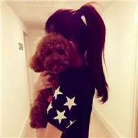 女生抱着狗很酷的头像第1张