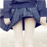 穿着学生裙、穿着白沙裙、黑裙子的女生性感半身头像第1张