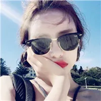 戴墨镜高冷女神头像第1张