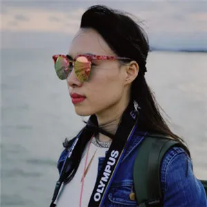 实拍戴墨镜的女生头像第1张