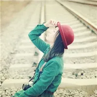 坐铁轨美女头像第1张