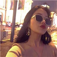 戴墨镜的女生真人头像第1张