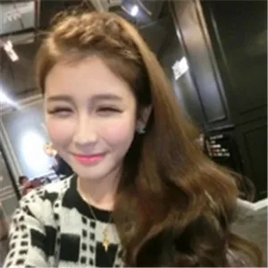 时尚美女微信头像图片第1张