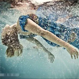 女生溺水头像第1张