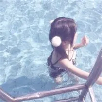 女生头像游泳池唯美第1张