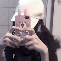 戴帽子玩手机的女生头像第1张