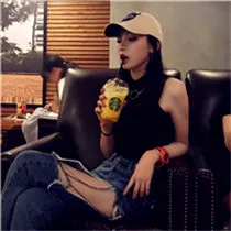 长发戴鸭舌帽女生头像第1张