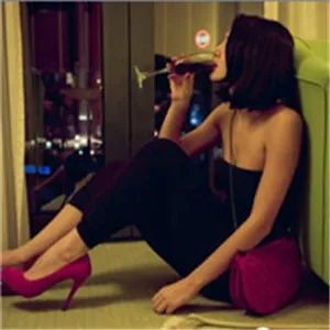 伤感头像女生冷淡喝酒第1张