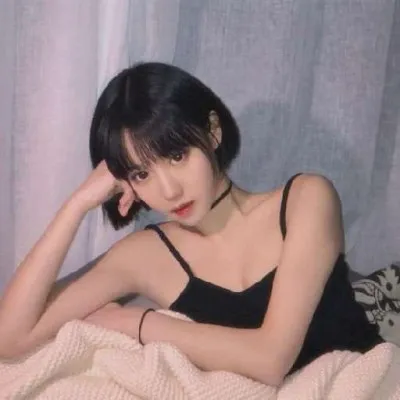 短发女头像唯美有气质第1张