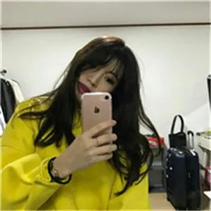 拿着手机的女生头像第1张