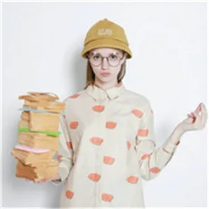 戴圆框眼镜的女生头像第1张