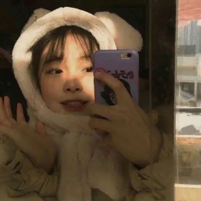 用漂亮喜欢搞怪的女生做头像第1张