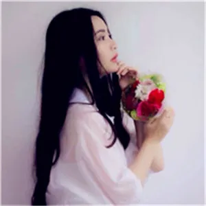 抱鲜花的女生头像第1张