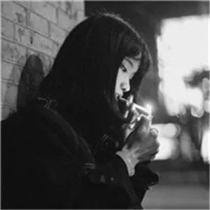2019独一无二伤感意境抽烟女生头像图片大全第1张